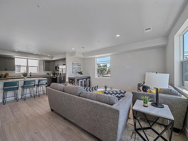 1326 Benton St — Photo 5