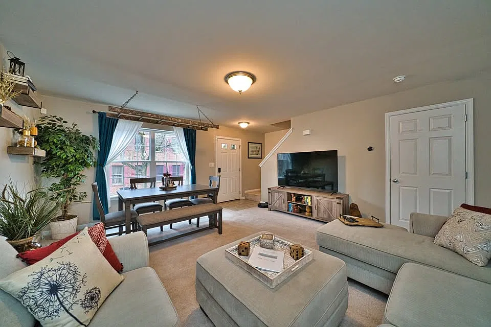 2 bed, 1080 sqft, $1,450 — Photo 2