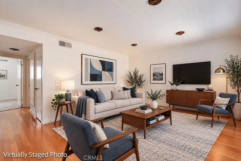 2 bed, 832 sqft, $2,600 — Photo 2