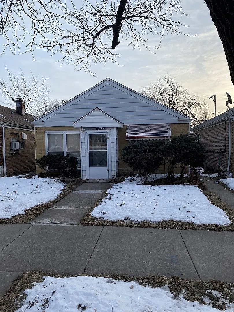 10215 S Oglesby Ave photo 1