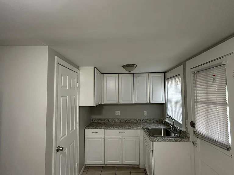 18 Maple St — Photo 4