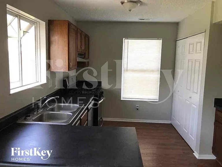 1221 Crossbrook Blvd — Photo 3