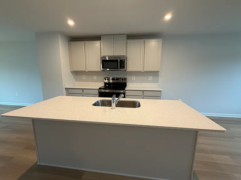 130 Saxon St — Photo 6