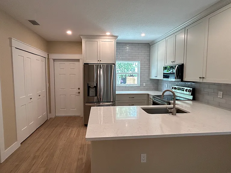 1041 Charlotte Ave — Photo 3