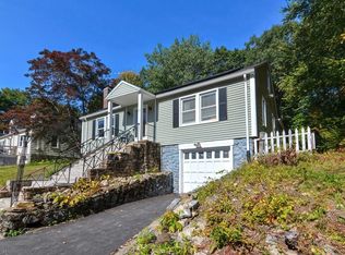 11 Sweetbriar Ln, Worcester, MA 01602