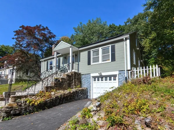 11 Sweetbriar Ln, Worcester, MA 01602