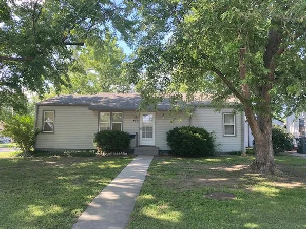 470 W 10th St, Hoisington, KS 67544