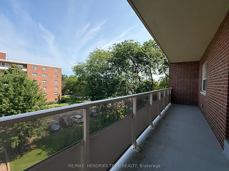 33 Leaside Dr #402 — Photo 11