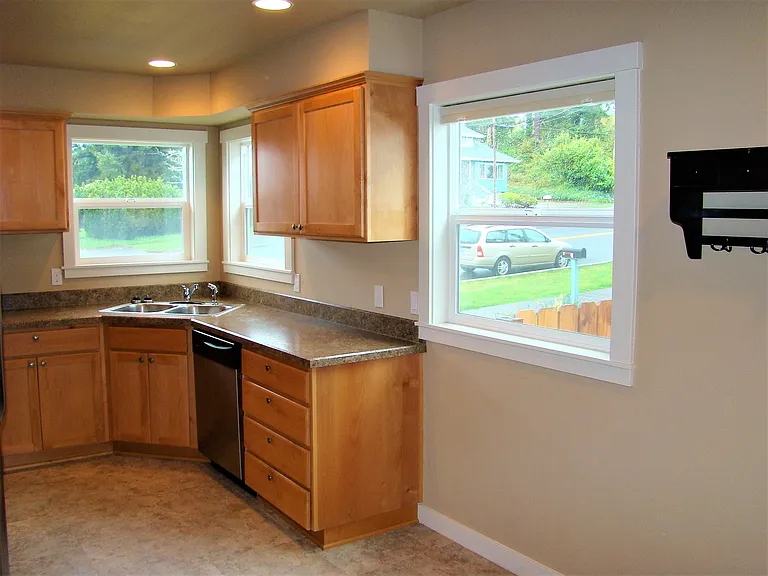 813 Niagara Ave — Photo 10