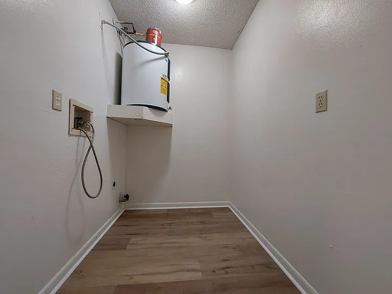 1906 Crystal Grove Dr — Photo 16