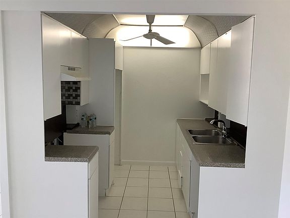 3rd image of 1054 Cambridge C #1054