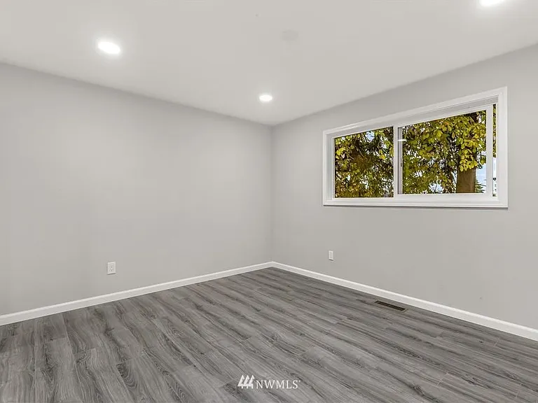 1034 Newport Ct NE — Photo 11
