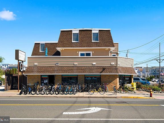 2nd image of 418 Long Beach Blvd