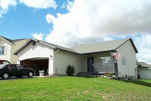 1st image of 2622 N Oxford Cir