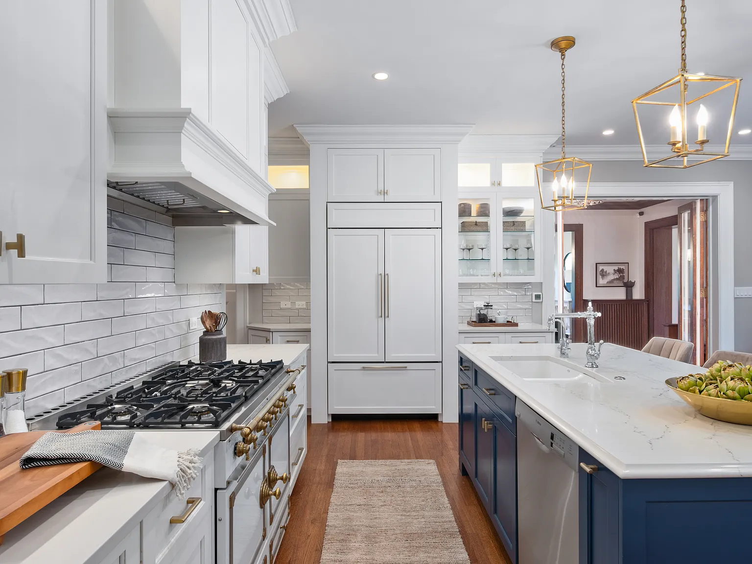 6 bed, 5.5 bath, 4669 sqft, $20,000 — Photo 3