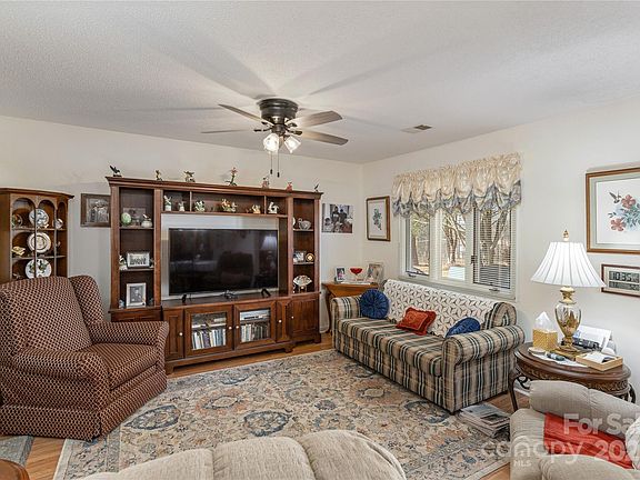 5th image of 40 Doanbury Ct