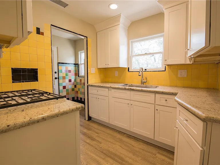 711 W 6th St #5 — Photo 10