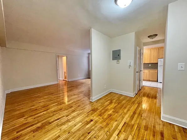 14336 Barclay Ave APT 2F, Flushing, NY 11355