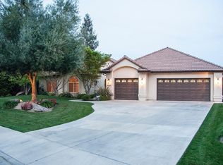 4945 W Lakewood Dr, Visalia, CA 93291