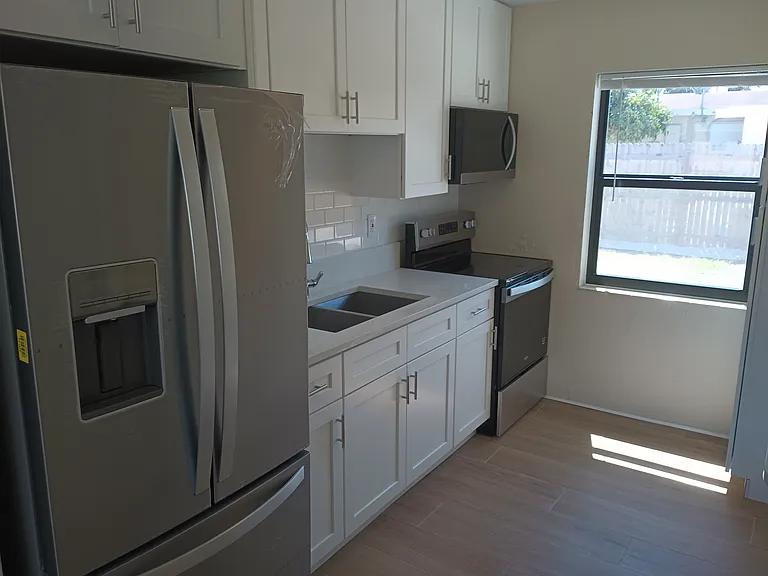 2817 NE 12th Ter — Photo 3