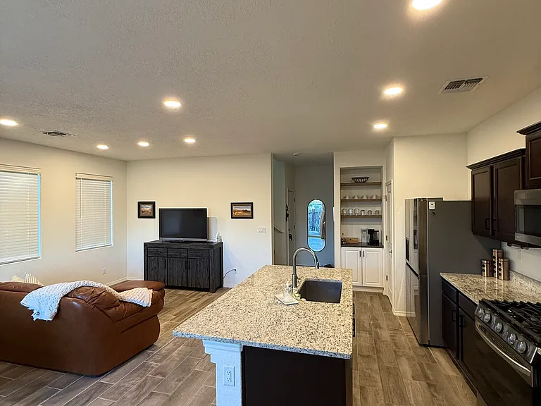 7183 Plaza Central — Photo 2