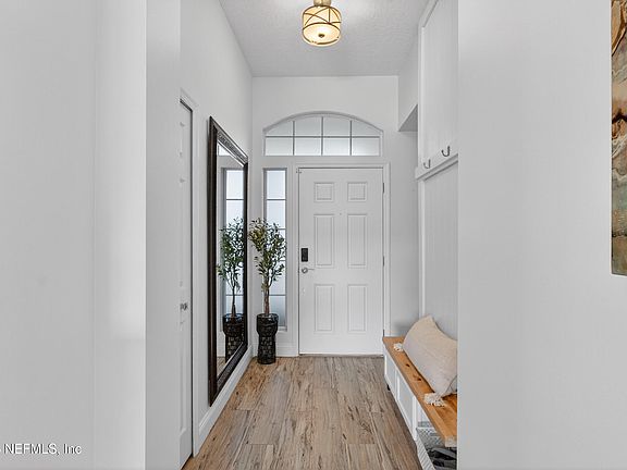 3rd image of 852 MACKENZIE Circle