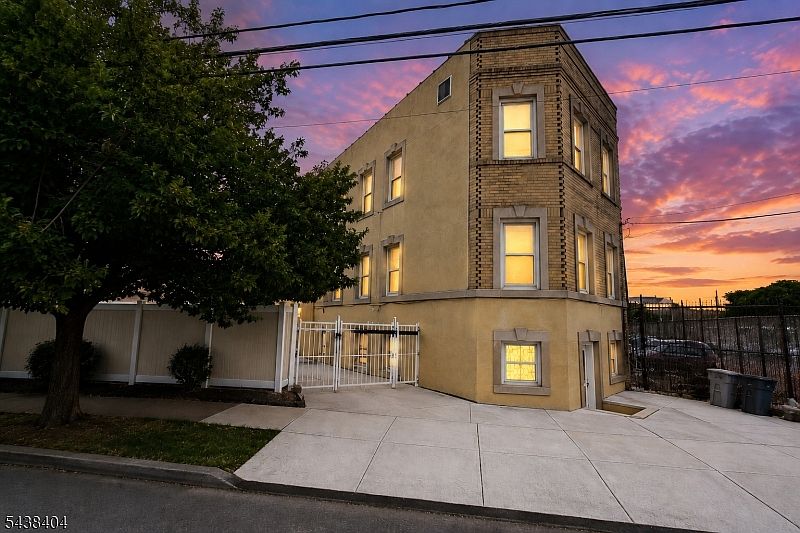 1st image of 233 Malvern St