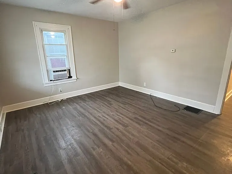 506 Hall St — Photo 6