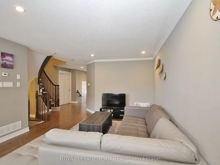 302 Tourmaline Cres — Photo 7