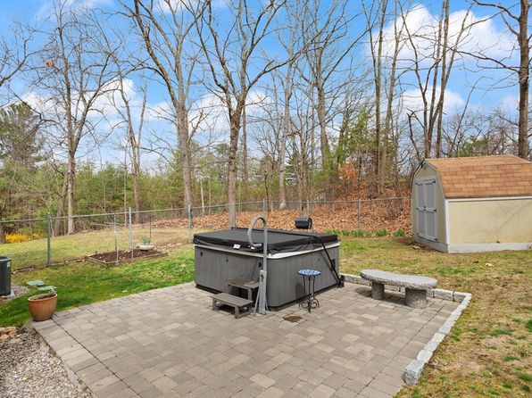 4 Hawkes Brook Ln, Methuen, MA 01844