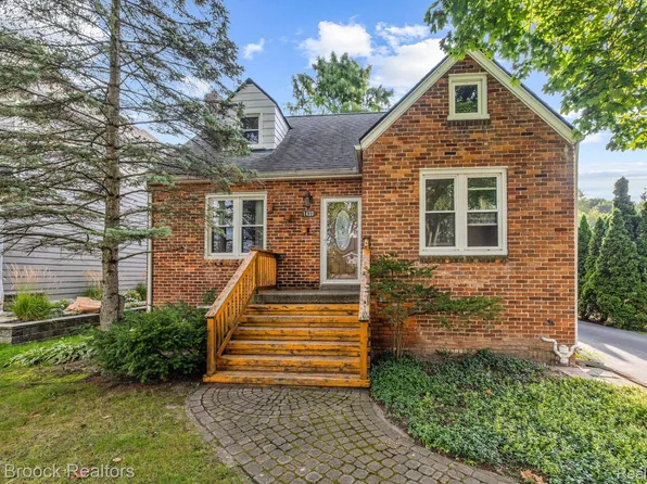 1433 Oakwood St, Keego Harbor, MI 48320