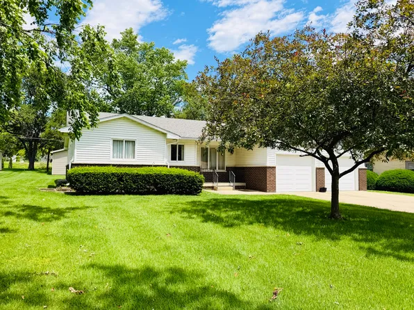 605 E Market St, Farmer City, IL 61842