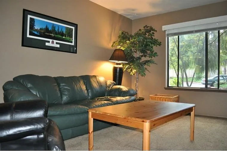 1336 Bellevue Way NE — Photo 8