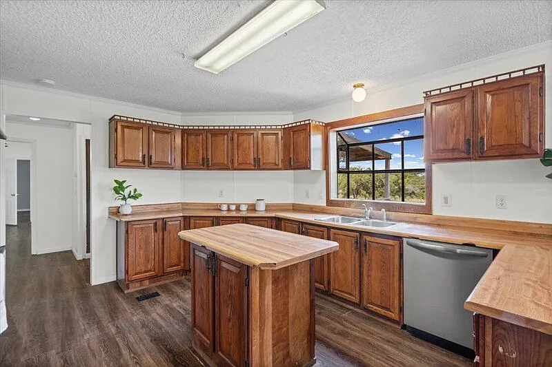 3 bed, 2.0 bath, 1200 sqft, $2,090 — Photo 4