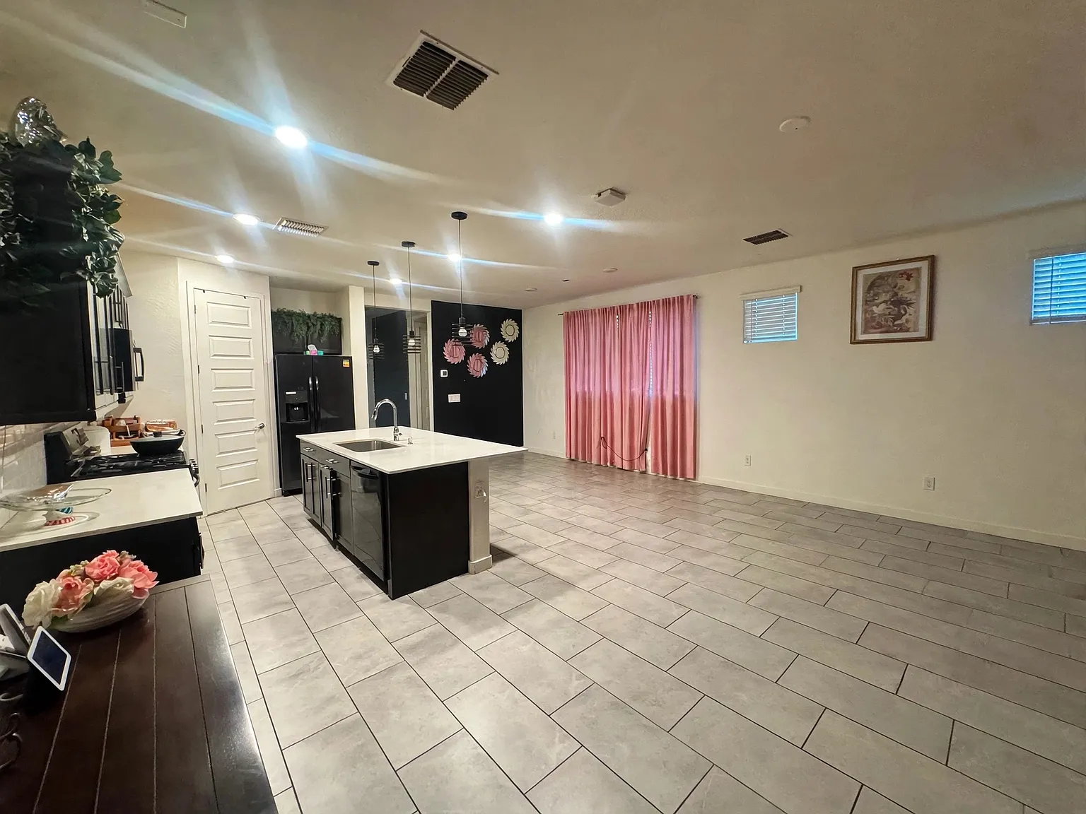 3 bed, 2.5 bath, 2046 sqft, $2,699 — Photo 2
