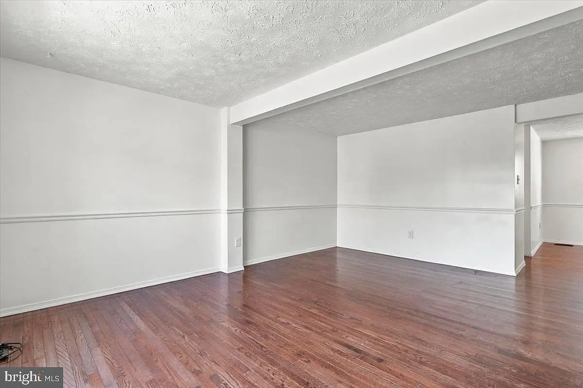 3 bed, 3.0 bath, 1220 sqft, $2,400 — Photo 4