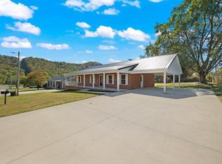 808 Riverside Cir, Celina, TN 38551