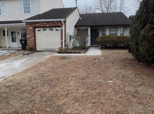 8 Heywood Ln, Sicklerville, NJ 08081