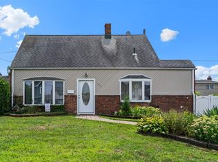 106 Prairie Ln, Levittown, NY 11756