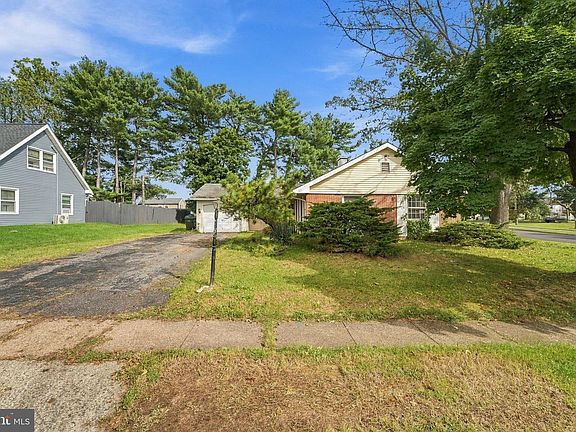 2nd image of 2 Barrington Ln
