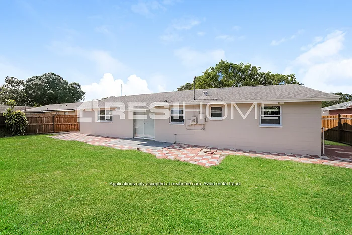 4 bed, 2.0 bath, 1324 sqft, $2,495 — Photo 4