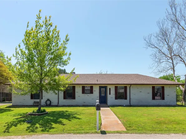 904 Glengarden St, Krum, TX 76249