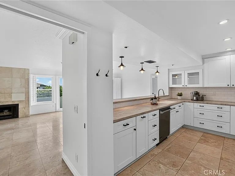260 Cagney Ln — Photo 10