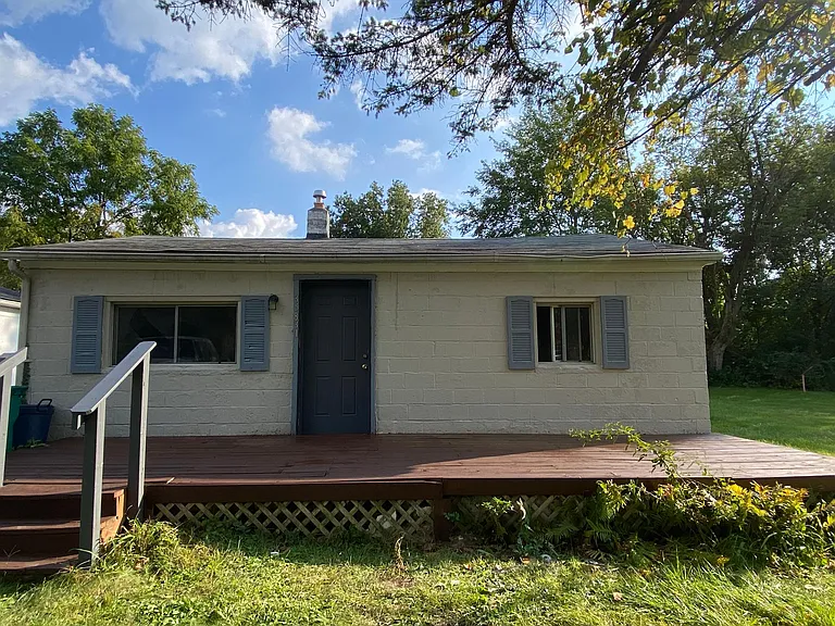 35831 Beverly Rd — Photo 2