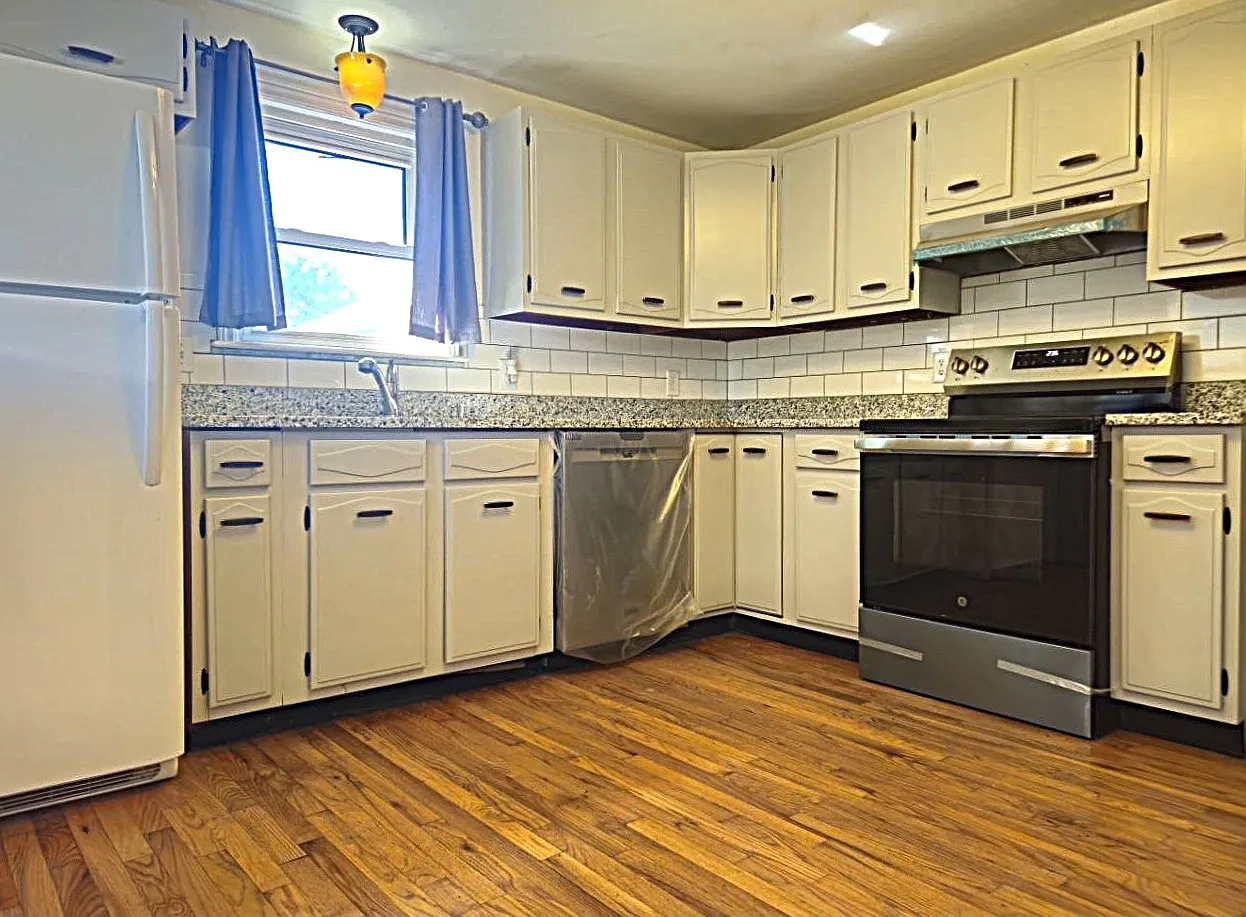 2 bed, 930 sqft, $2,100 — Photo 2