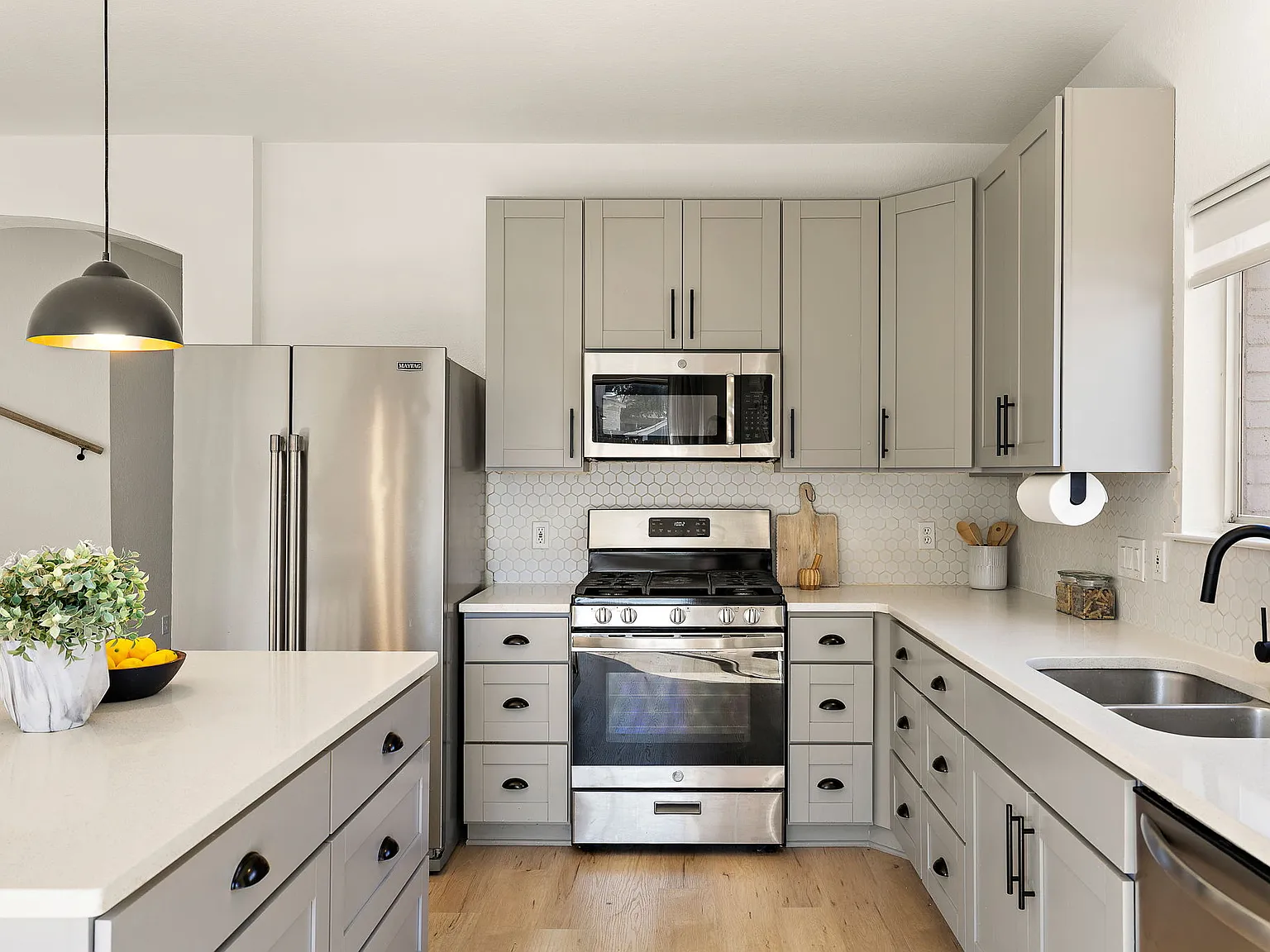 3 bed, 2.5 bath, 2574 sqft, $3,250 — Photo 3