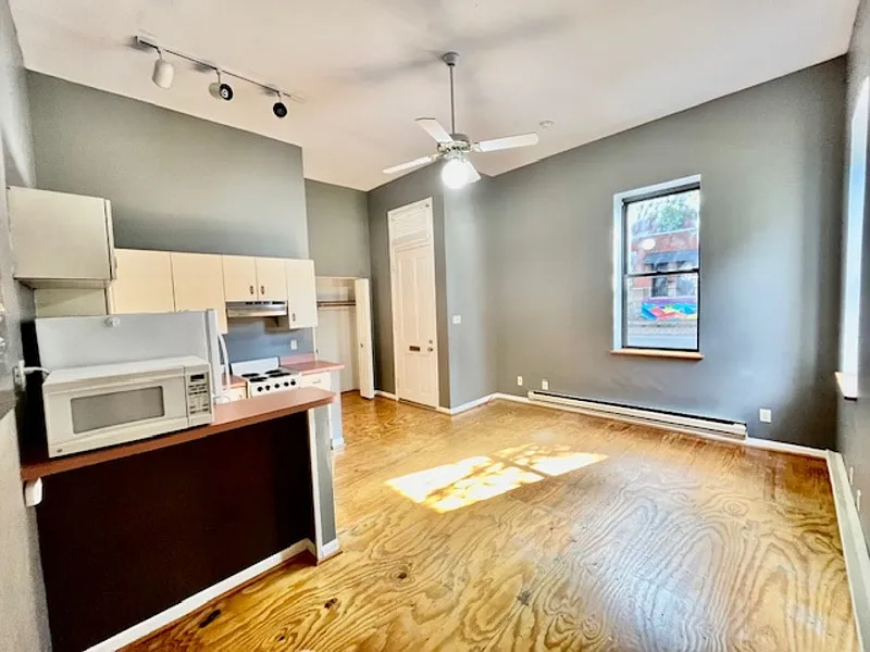 Studio, 1.0 bath, 350 sqft, $695 — Photo 2