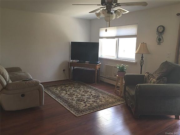3rd image of 92 Coachlight Sq #92