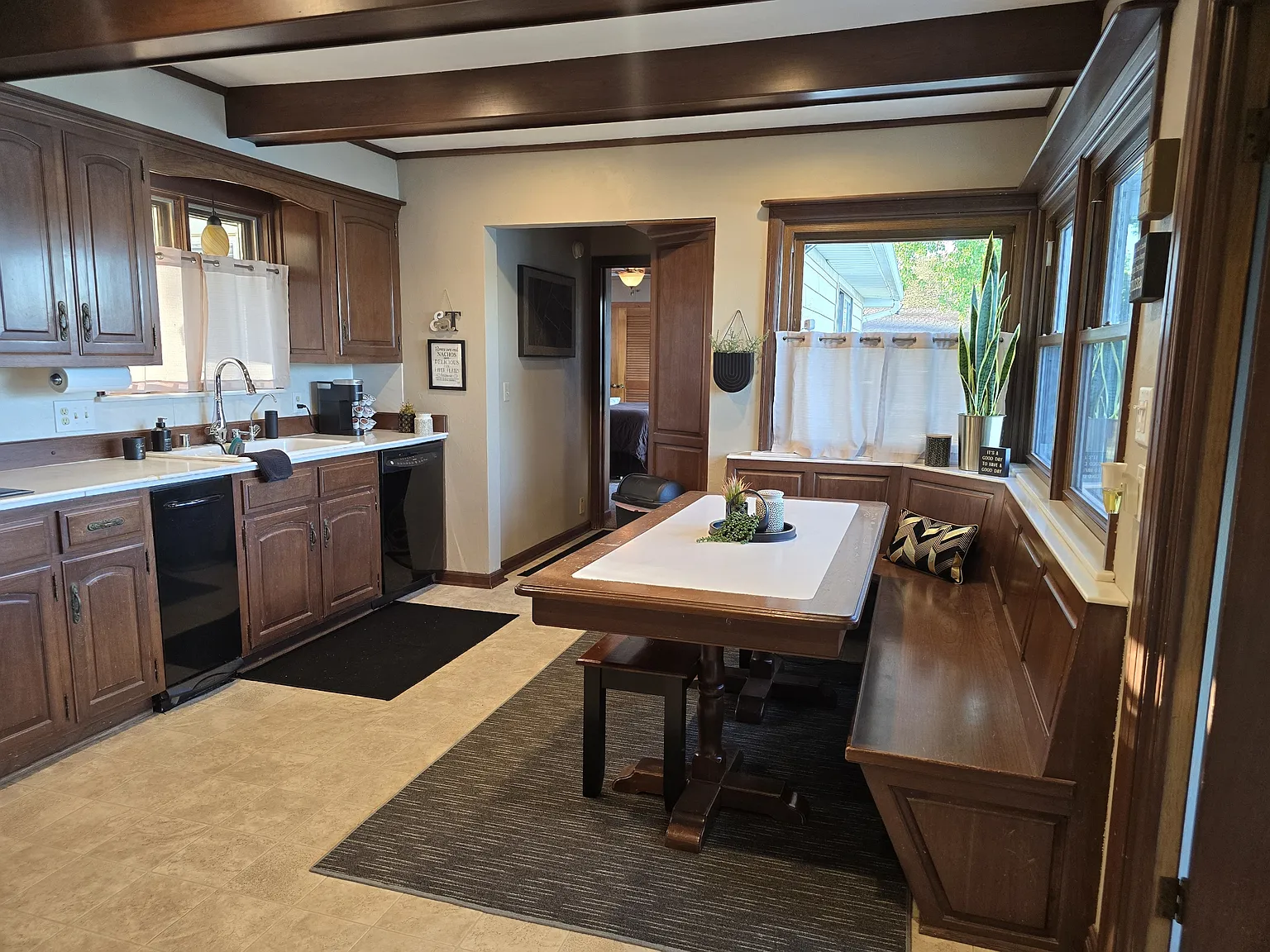 4 bed, 4700 sqft, $2,950 — Photo 3
