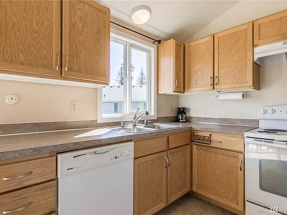 4th image of 628 199th St SW